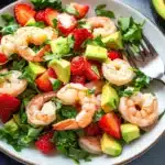Frischer Garnelensalat mit Erdbeeren und Avocado First Image First Image