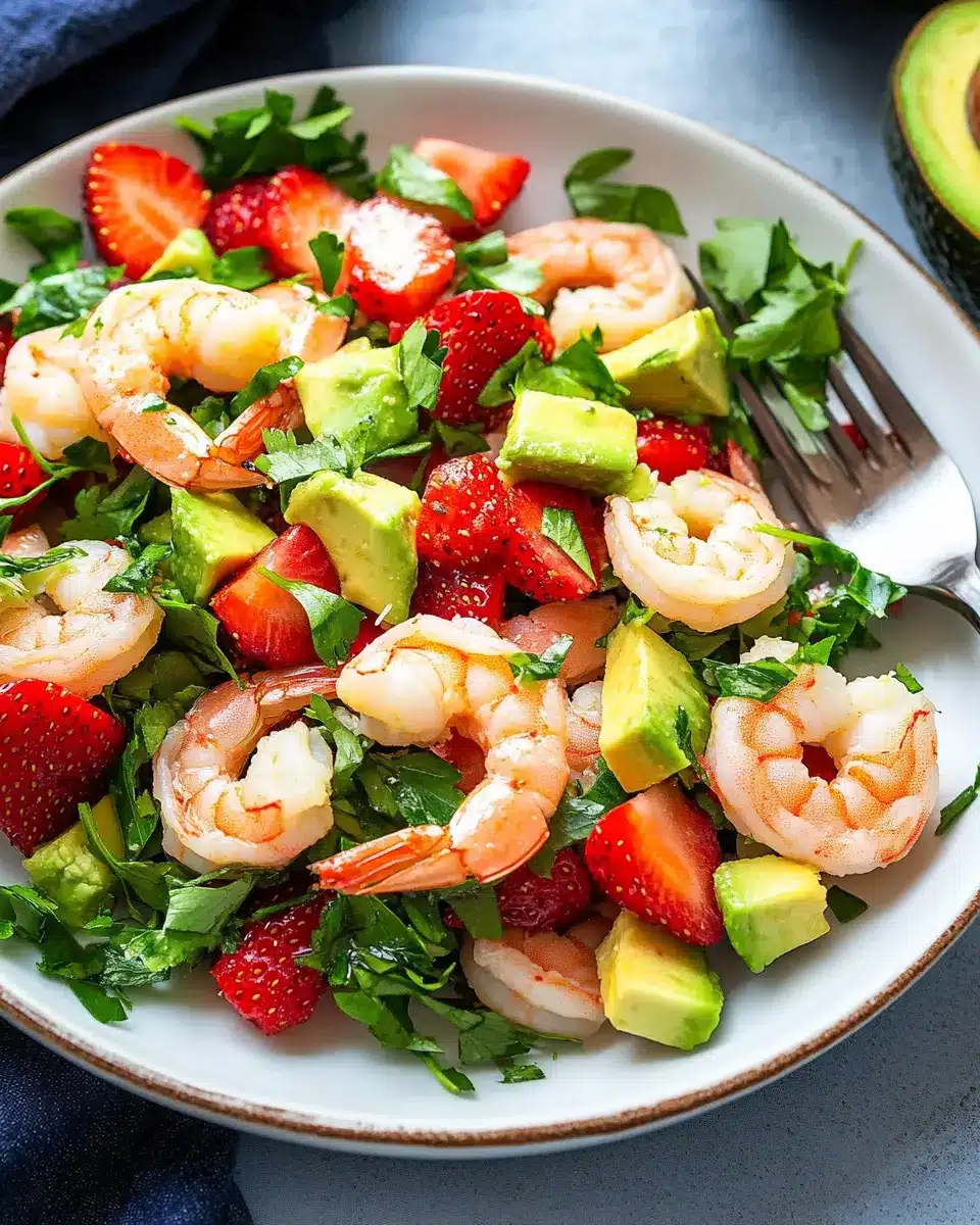 Frischer Garnelensalat mit Erdbeeren und Avocado First Image First Image