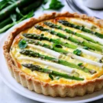 Spargel-Quiche mit weißem und grünem Spargel First Image First Image
